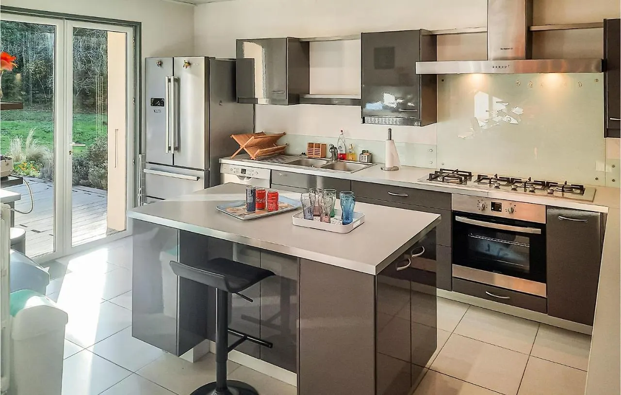 Amazing Home In Moelan Sur Mer With Kitchen Holiday home
