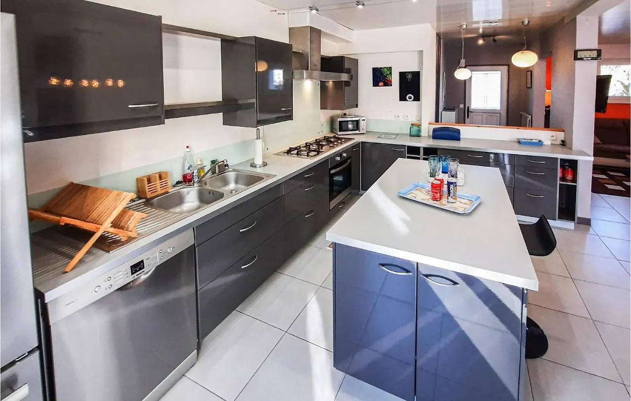 Holiday home Amazing Home In Moelan Sur Mer With Kitchen